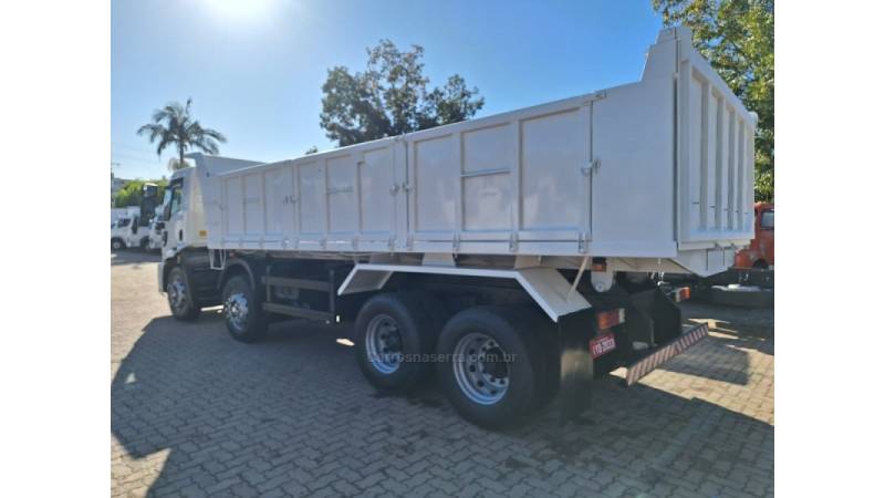 FORD - CARGO 2429 - 2017/2018 - Branca - R$ 430.000,00