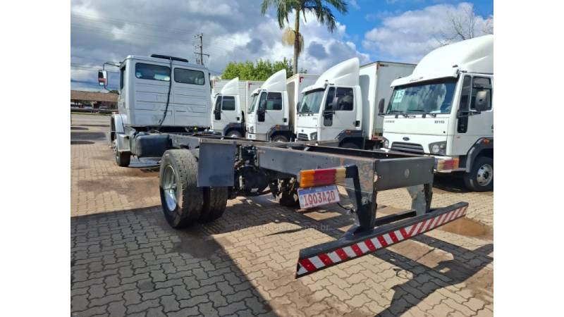 MERCEDES-BENZ - L-1318 - 2009/2009 - Prata - R$ 220.000,00