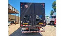 FORD - CARGO 816 - 2015/2016 - Branca - R$ 230.000,00