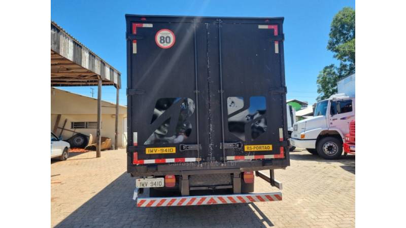 FORD - CARGO 816 - 2015/2016 - Branca - R$ 230.000,00
