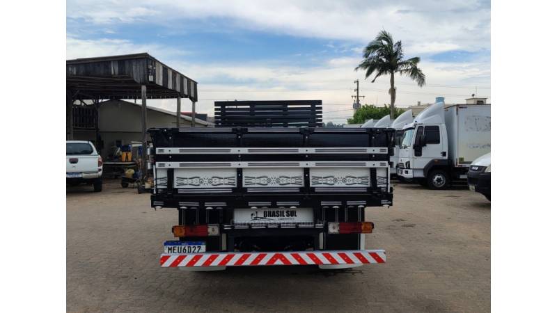 MERCEDES-BENZ - 710 PLUS - 2007/2008 - Branca - R$ 170.000,00