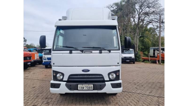 FORD - CARGO 816 - 2016/2017 - Branca - R$ 250.000,00