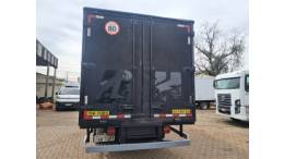 FORD - CARGO 816 - 2016/2017 - Branca - R$ 250.000,00