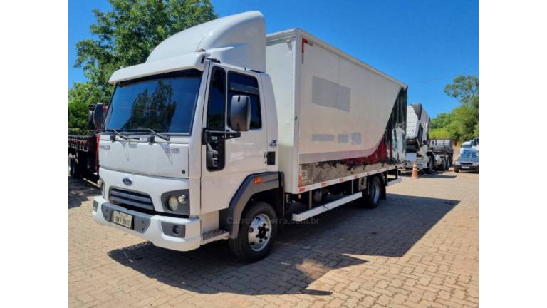 FORD - CARGO 816 - 2015/2016 - Branca - R$ 230.000,00
