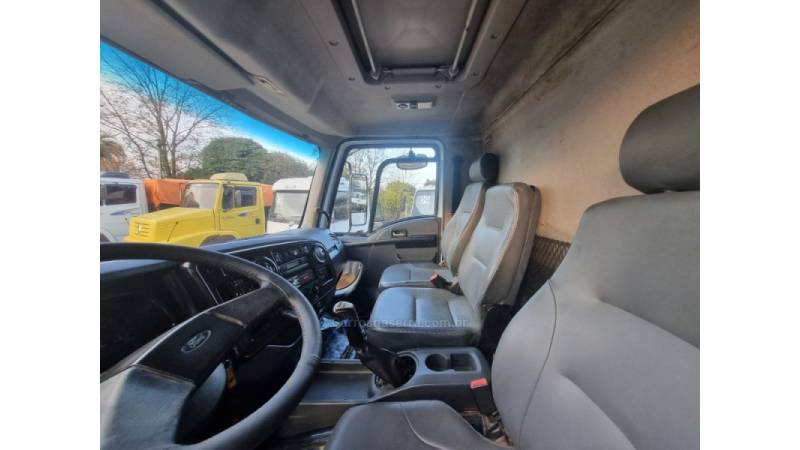 FORD - CARGO 2628 - 2011/2012 - Branca - R$ 320.000,00