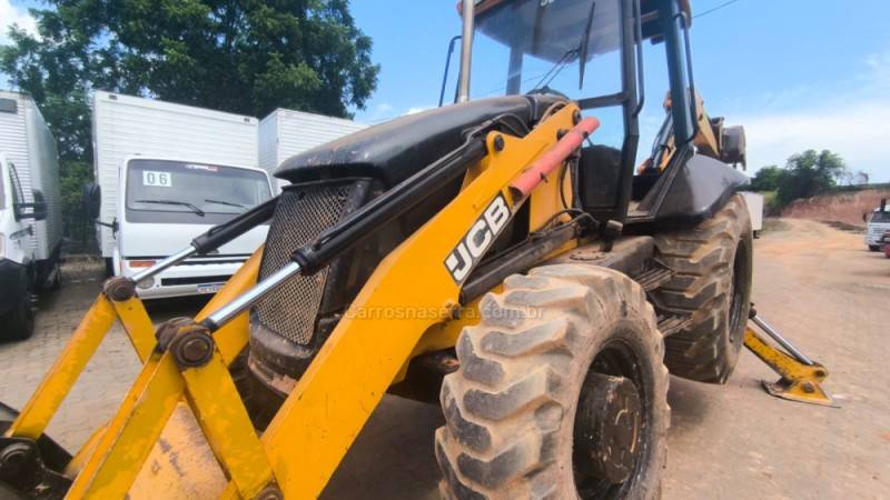 JCB - RETROESCAVADEIRA - 2011/2012 - Laranja - R$ 175.000,00
