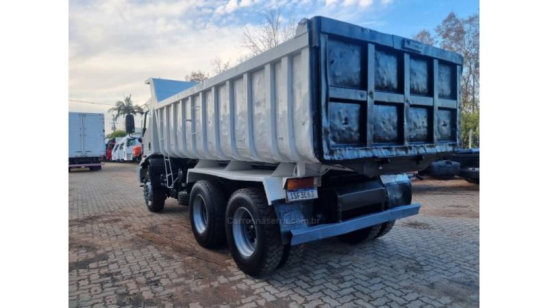 FORD - CARGO 2628 - 2011/2012 - Branca - R$ 320.000,00