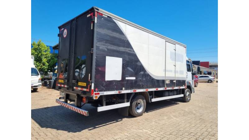FORD - CARGO 816 - 2015/2016 - Branca - R$ 230.000,00