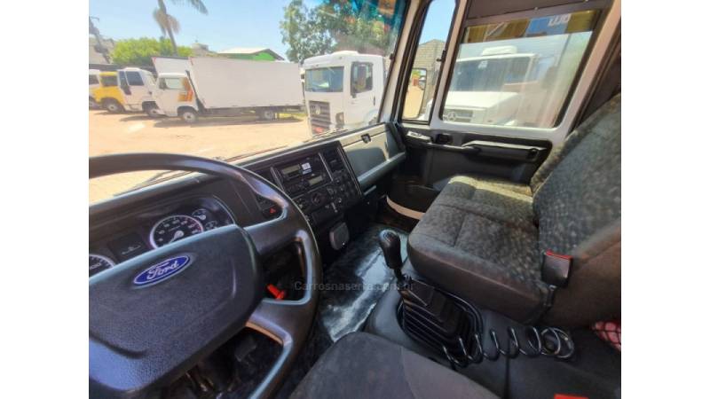 FORD - CARGO 816 - 2015/2016 - Branca - R$ 230.000,00