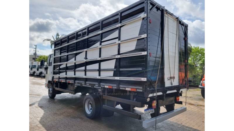 FORD - CARGO 815 - 2011/2012 - Branca - R$ 195.000,00