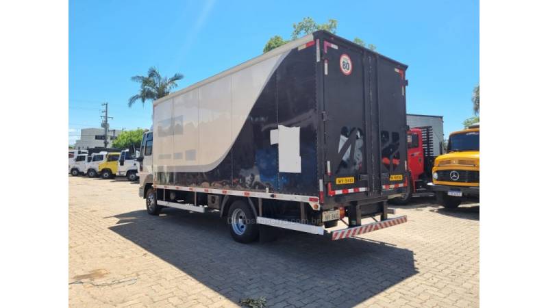 FORD - CARGO 816 - 2015/2016 - Branca - R$ 230.000,00