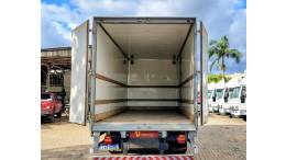 FORD - CARGO 1119 - 2016/2017 - Vermelha - R$ 320.000,00