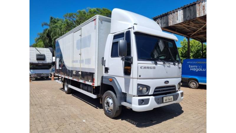 FORD - CARGO 816 - 2015/2016 - Branca - R$ 230.000,00