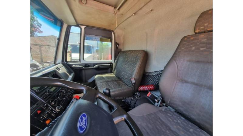 FORD - CARGO 816 - 2015/2016 - Branca - R$ 230.000,00