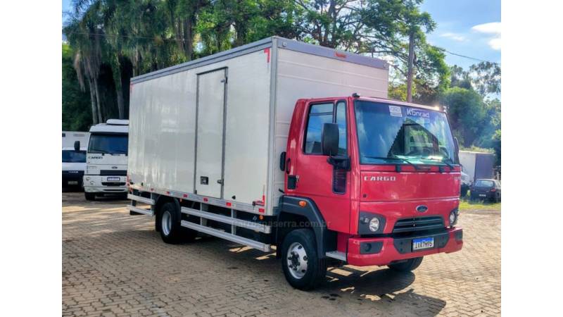 FORD - CARGO 1119 - 2016/2017 - Vermelha - R$ 320.000,00