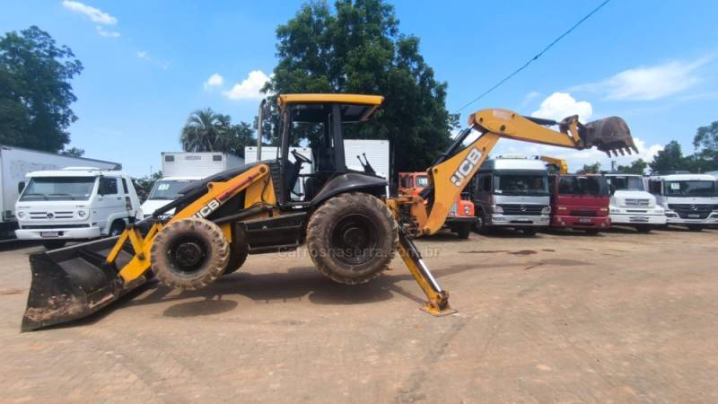 JCB - RETROESCAVADEIRA - 2011/2012 - Laranja - R$ 175.000,00