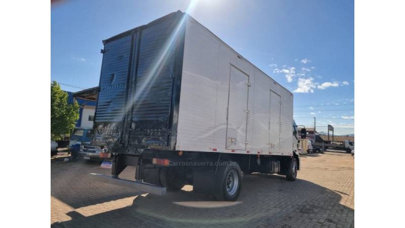 FORD - CARGO 1517 - 2011/2012 - Branca - R$ 190.000,00