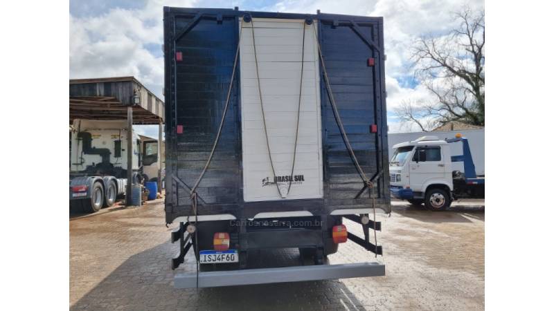 FORD - CARGO 815 - 2011/2012 - Branca - R$ 195.000,00