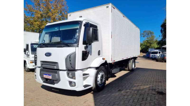 FORD - CARGO 1517 - 2011/2012 - Branca - R$ 190.000,00