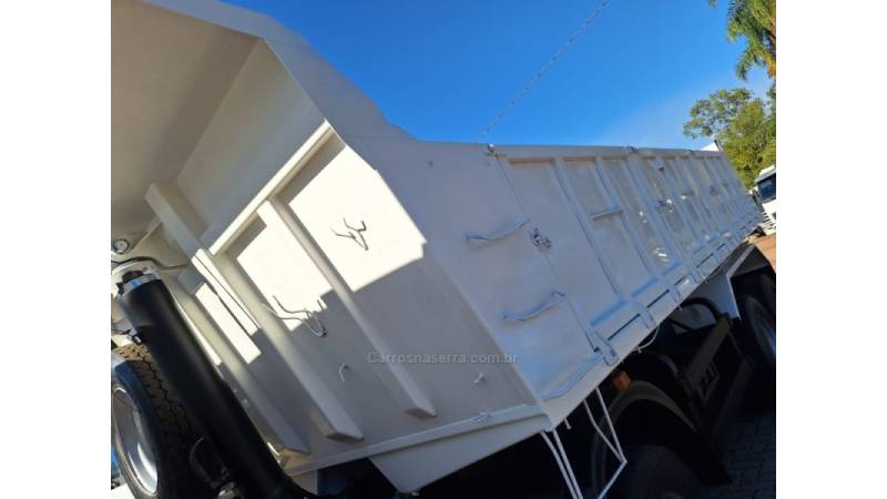 FORD - CARGO 2429 - 2017/2018 - Branca - R$ 430.000,00