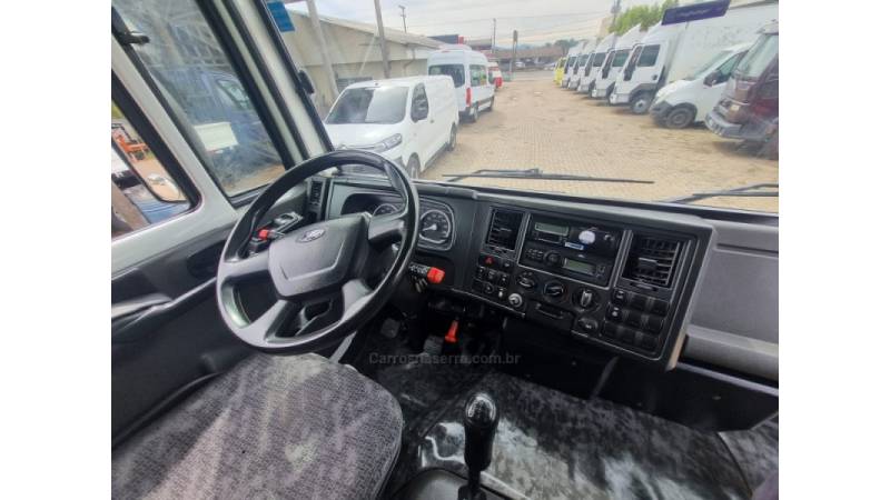 FORD - CARGO 816 - 2016/2017 - Branca - R$ 250.000,00