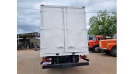 MERCEDES-BENZ - 710 PLUS - 2003/2003 - Vermelha - R$ 155.000,00