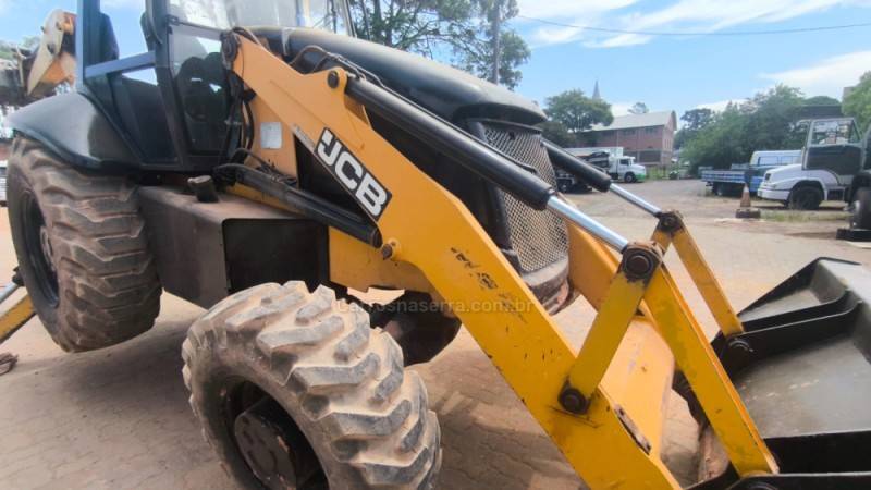 JCB - RETROESCAVADEIRA - 2011/2012 - Laranja - R$ 175.000,00