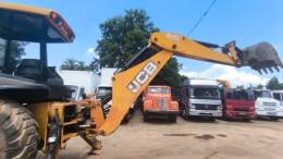 JCB - RETROESCAVADEIRA - 2011/2012 - Laranja - R$ 175.000,00