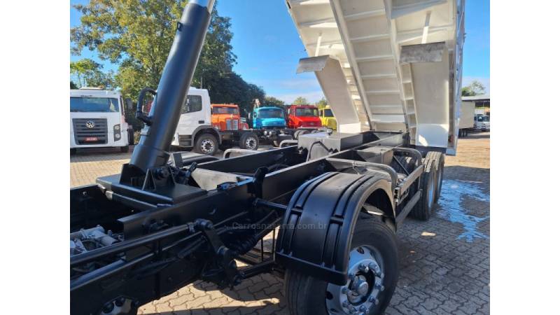 FORD - CARGO 2429 - 2017/2018 - Branca - R$ 430.000,00