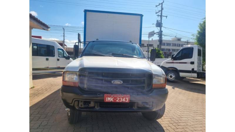 FORD - F-4000 - 2004/2005 - Branca - R$ 135.000,00