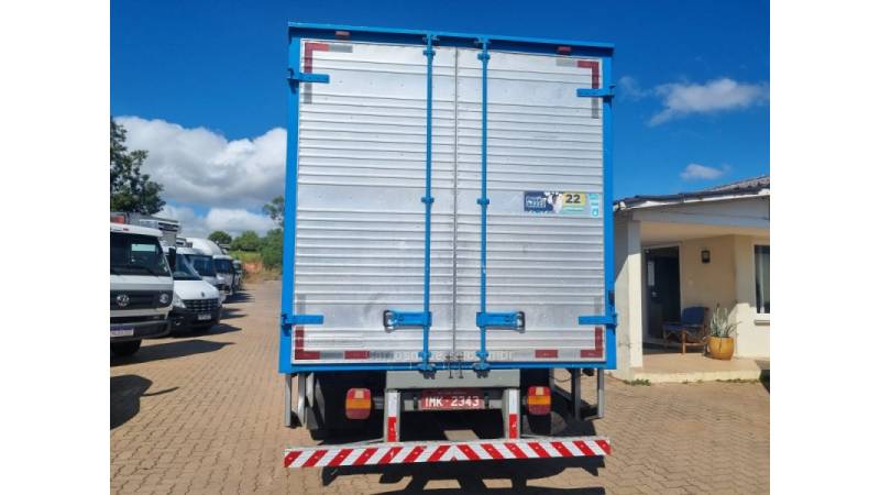 FORD - F-4000 - 2004/2005 - Branca - R$ 135.000,00