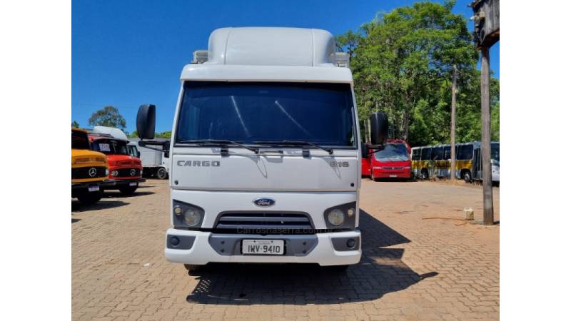 FORD - CARGO 816 - 2015/2016 - Branca - R$ 230.000,00