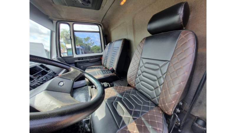 FORD - CARGO 815 - 2011/2012 - Branca - R$ 195.000,00