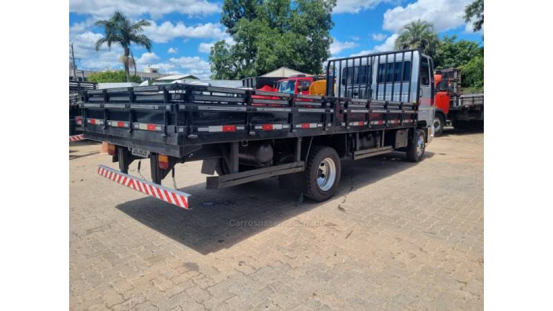 FORD - CARGO 815 - 2006/2006 - Prata - R$ 165.000,00