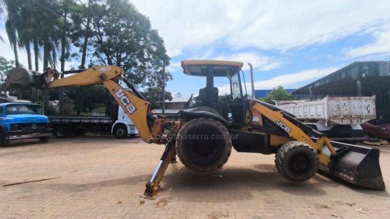 JCB - RETROESCAVADEIRA - 2011/2012 - Laranja - R$ 175.000,00
