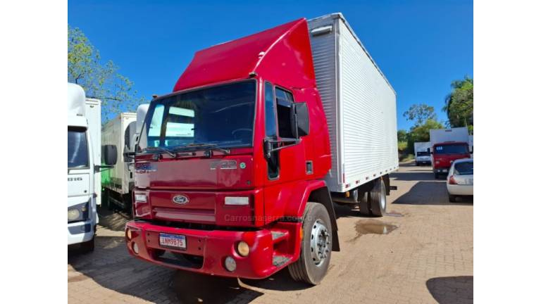 FORD - CARGO 1722 - 2006/2006 - Vermelha - R$ 185.000,00