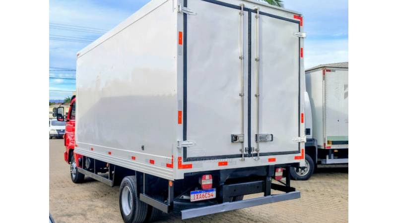 VOLKSWAGEN - 10-160 - 2015/2016 - Vermelha - R$ 270.000,00