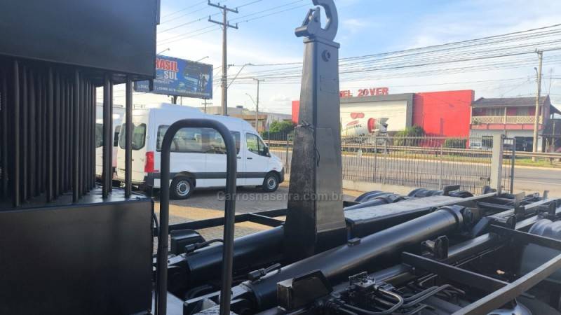 MERCEDES-BENZ - 2726 - 2009/2009 - Branca - R$ 290.000,00