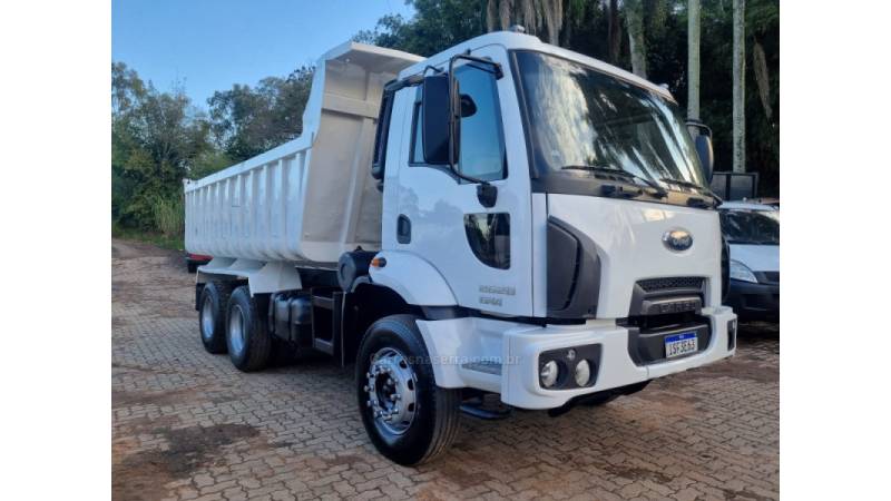 FORD - CARGO 2628 - 2011/2012 - Branca - R$ 320.000,00