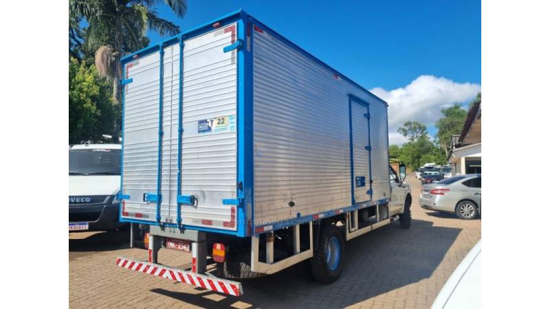 FORD - F-4000 - 2004/2005 - Branca - R$ 135.000,00