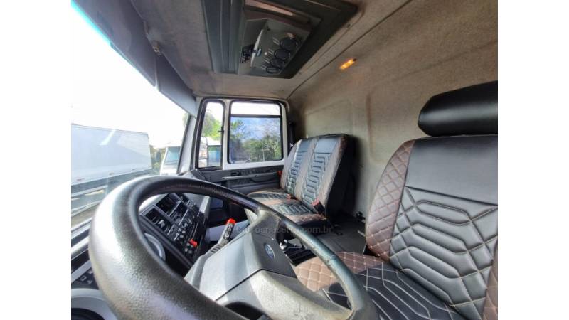 FORD - CARGO 815 - 2011/2012 - Branca - R$ 195.000,00