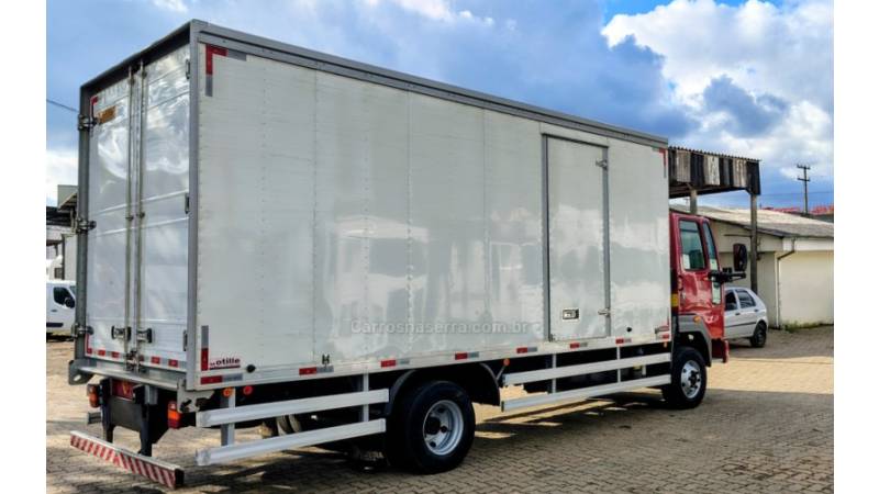 FORD - CARGO 1119 - 2016/2017 - Vermelha - R$ 320.000,00